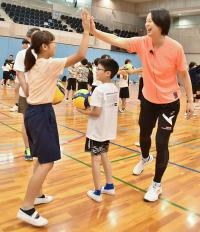 大山さんとハイタッチしている写真