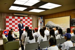 選手の皆さんの前で話す市長