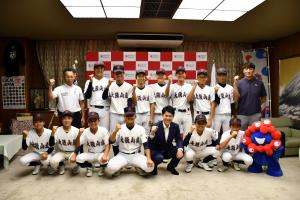 野球少年と市長の集合写真