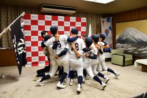 市長と円陣を組む野球少年