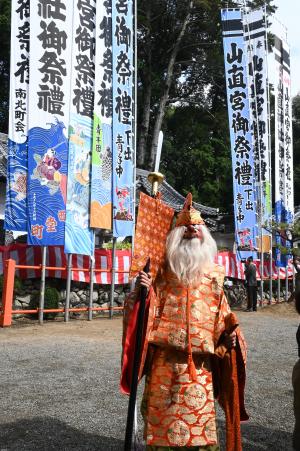 天狗のお面をつけた立ち姿