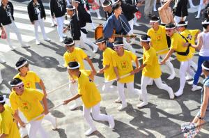 黄色のTシャツを着た吉井町の少年団