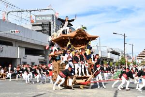 やりまわしする土生町のだんじり