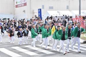 緑色の法被で仮装する曳き手の子ども達