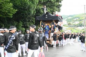 山の近くを走る内畑町のだんじり