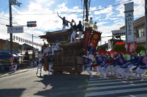 田治米町のだんじりのやりまわし姿