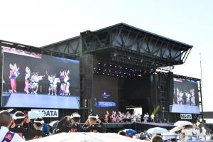ステージモニターに映るお祭りの様子