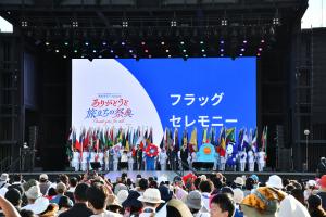 ステージモニターに一映るフラッグセレモニーの始まり