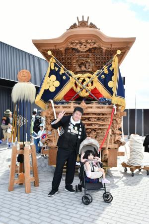 だんじりの前で記念撮影する親子