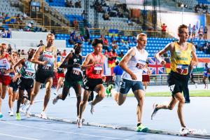 外国人選手と走る競技中の樋口選手