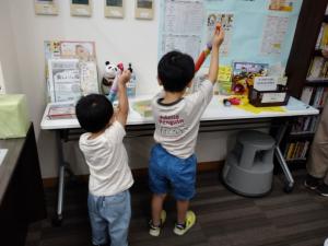 完成したマジックハンドを見せてくれている子どもの写真