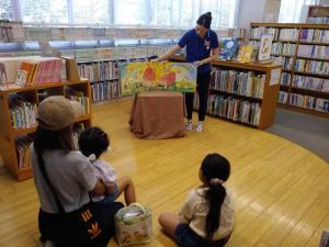 大型絵本を読み聞かせしている様子