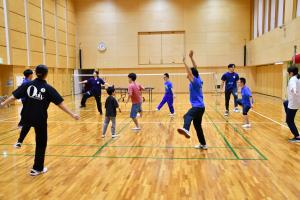体操をする参加者の皆さんとスタッフ