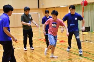 ステップを踏みながら横向きに走る参加者の男性