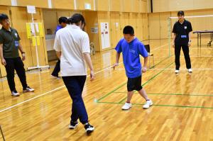 ステップを踏みながら横向きに走る参加者の男性