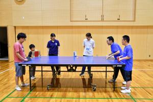 卓球をする参加者の皆さん