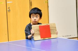 両手で持てるようになっているボード型の卓球のラケット