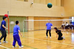 バレーボールを楽しむ参加者
