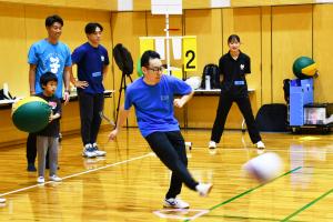 ボールを蹴る男性