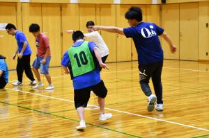 一生懸命に2塁に走る男性