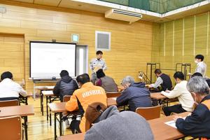 消防職員から説明を聞く受講者たち