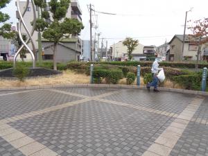 ごみを拾う周辺住民