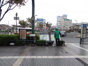 植込みにあるごみを拾う様子