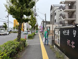 歩道に落ちているごみを拾う様子