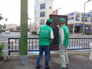 落書きを除去する様子