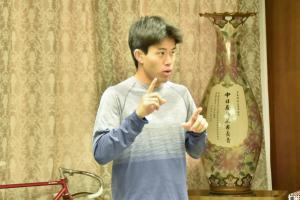 手話を交え自己紹介をする樋口選手