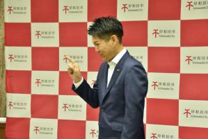 手話で自己紹介をする市長
