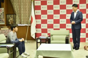 激励する市長