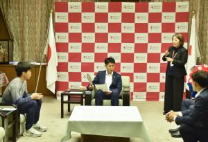 手話通訳の職員が通訳をしながら歓談する様子