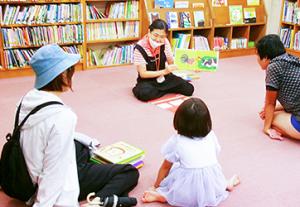 本館おはなし会の様子
