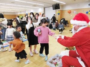サンタクロースからプレゼントをもらう女の子