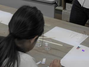 クロマトグラフィーの実験を行っている様子