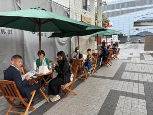 オープンカフェが満席です