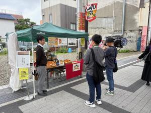 産業高校の出店の様子。テレビ岸和田が撮影にきています