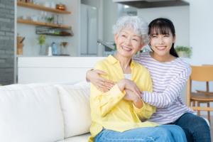 祖母と孫が寄り添っている写真