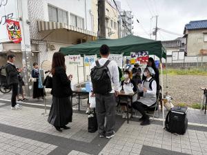 岸和田高校の生徒がムラミスを販売している様子