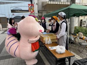 岸和田高校の生徒がムラミスを販売している様子