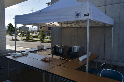 デリバリーステーション一式を屋外に設置した写真