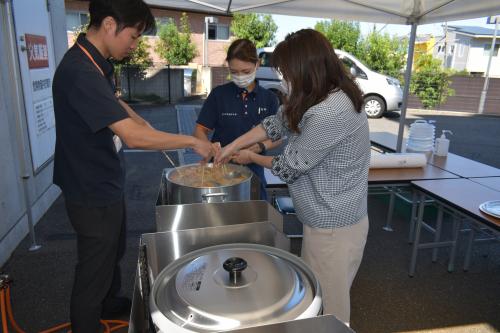 デリバリーステーションで豚汁を作っている風景