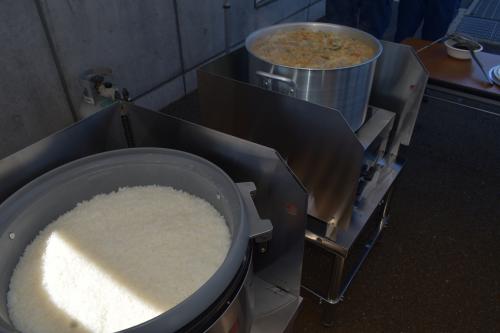 炊きたての白米と豚汁が大量に鍋に入っている写真