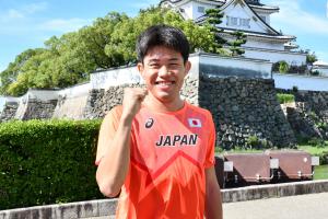 岸和田城の前でガッツポーズをしている樋口選手