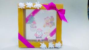 ピンクのリボンがまかれたシャドーボックス