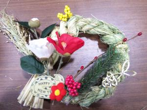 しめ縄で作ったリースの写真