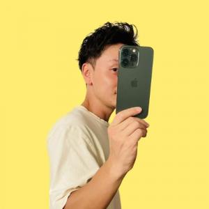 スマホを持ったSNSクリエイターのざぶさん