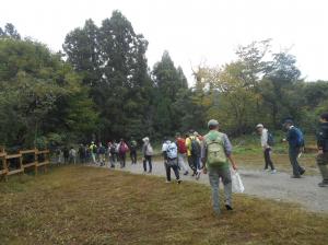 水源を目指して歩き始める