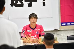 生徒の質問に答える田中選手